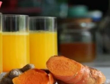 Νερό με κουρκουμά: Τα οφέλη του για τον οργανισμό (βίντεο)